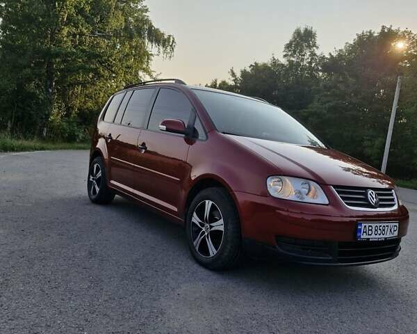 Красный Фольксваген Туран, объемом двигателя 1.39 л и пробегом 274 тыс. км за 6200 $, фото 1 на Automoto.ua