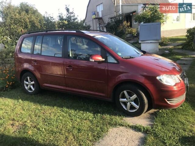 Червоний Фольксваген Туран, об'ємом двигуна 2 л та пробігом 310 тис. км за 6400 $, фото 1 на Automoto.ua