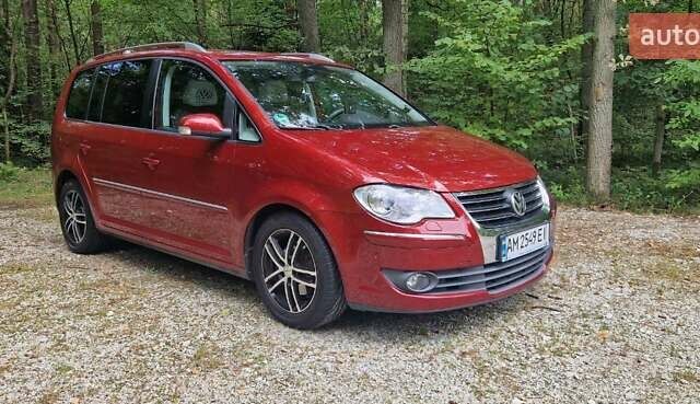 Красный Фольксваген Туран, объемом двигателя 1.97 л и пробегом 296 тыс. км за 7750 $, фото 1 на Automoto.ua
