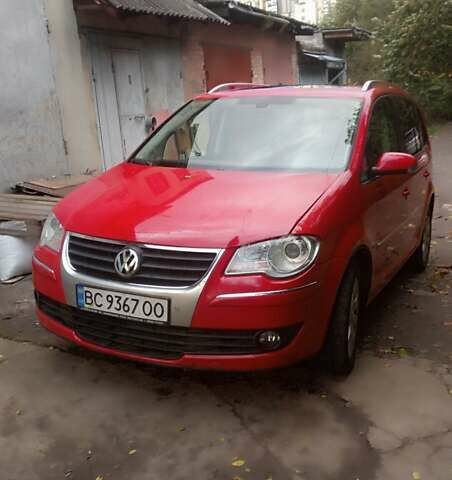 Красный Фольксваген Туран, объемом двигателя 1.39 л и пробегом 250 тыс. км за 6500 $, фото 1 на Automoto.ua