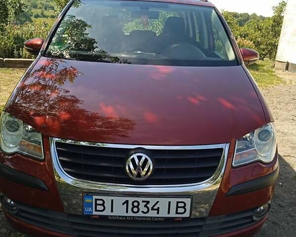 Красный Фольксваген Туран, объемом двигателя 1.4 л и пробегом 153 тыс. км за 7200 $, фото 1 на Automoto.ua