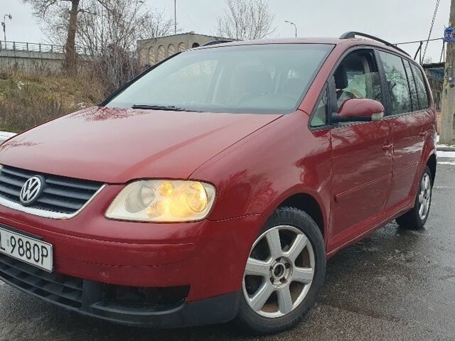 Красный Фольксваген Туран, объемом двигателя 2 л и пробегом 333 тыс. км за 2600 $, фото 1 на Automoto.ua