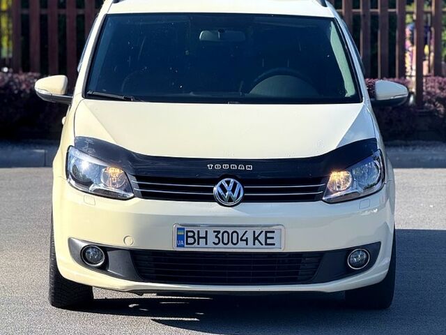 Желтый Фольксваген Туран, объемом двигателя 1.6 л и пробегом 255 тыс. км за 9450 $, фото 1 на Automoto.ua