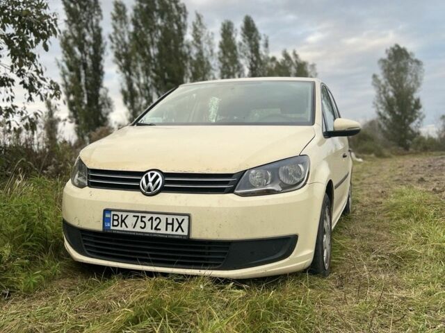 Желтый Фольксваген Туран, объемом двигателя 2 л и пробегом 380 тыс. км за 8000 $, фото 1 на Automoto.ua