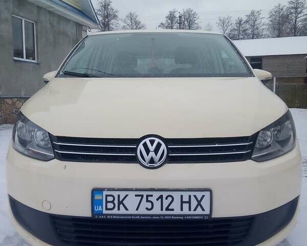 Желтый Фольксваген Туран, объемом двигателя 2 л и пробегом 390 тыс. км за 8000 $, фото 1 на Automoto.ua