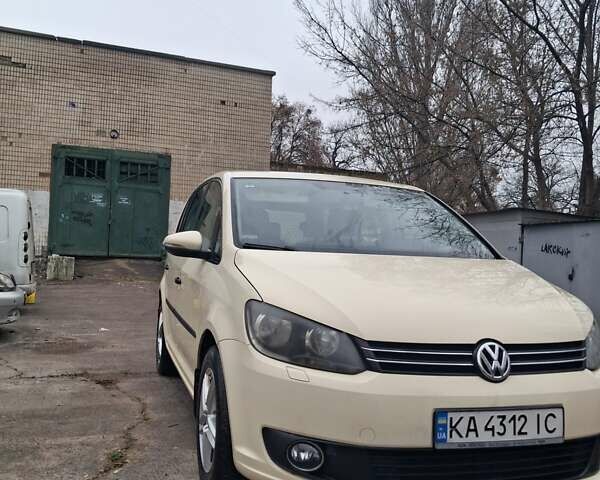Желтый Фольксваген Туран, объемом двигателя 1.97 л и пробегом 252 тыс. км за 9700 $, фото 1 на Automoto.ua