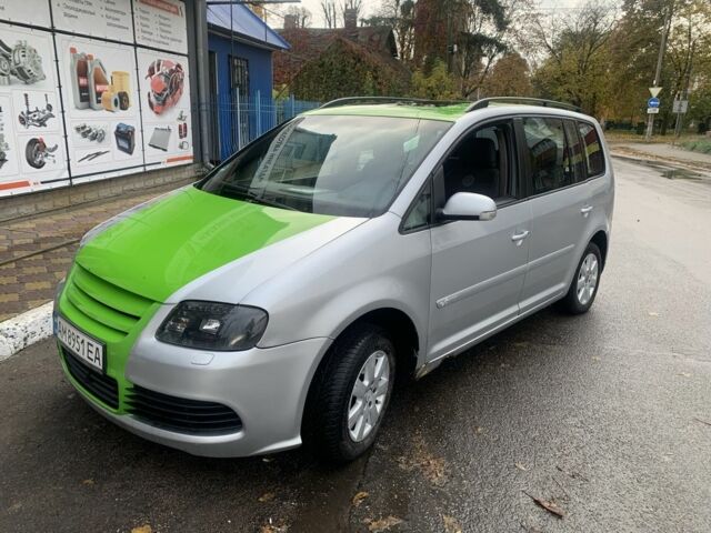 Серый Фольксваген Туран, объемом двигателя 1.6 л и пробегом 358 тыс. км за 4000 $, фото 1 на Automoto.ua