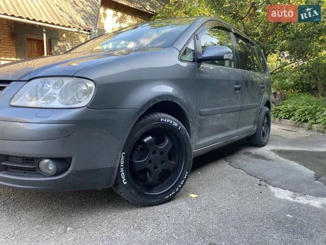 Серый Фольксваген Туран, объемом двигателя 1.6 л и пробегом 270 тыс. км за 5100 $, фото 1 на Automoto.ua