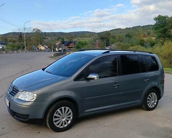 Серый Фольксваген Туран, объемом двигателя 1.6 л и пробегом 235 тыс. км за 4999 $, фото 1 на Automoto.ua