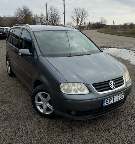 Серый Фольксваген Туран, объемом двигателя 1.9 л и пробегом 225 тыс. км за 3500 $, фото 1 на Automoto.ua