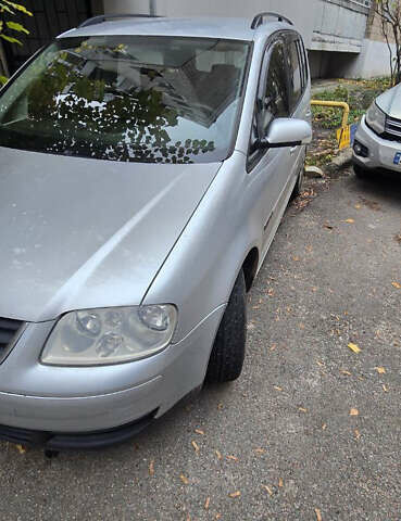 Серый Фольксваген Туран, объемом двигателя 1.6 л и пробегом 265 тыс. км за 5100 $, фото 1 на Automoto.ua