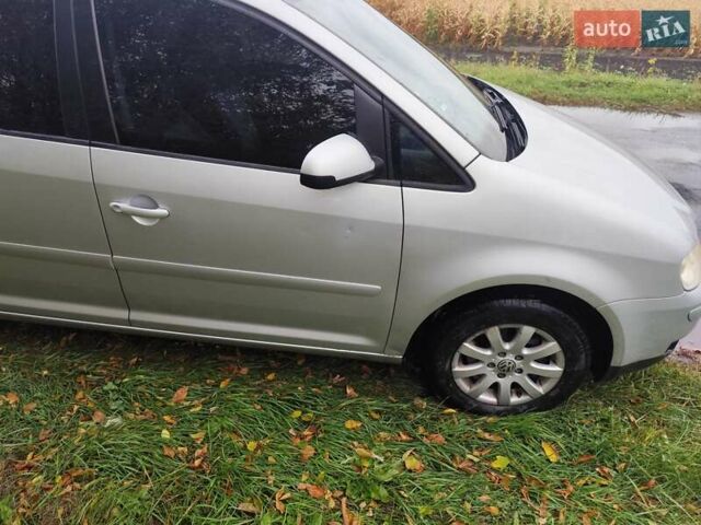 Серый Фольксваген Туран, объемом двигателя 1.6 л и пробегом 295 тыс. км за 5200 $, фото 1 на Automoto.ua