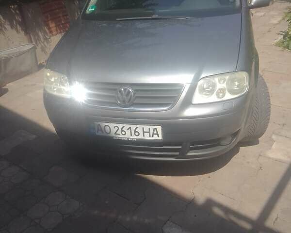 Сірий Фольксваген Туран, об'ємом двигуна 2 л та пробігом 280 тис. км за 7200 $, фото 1 на Automoto.ua