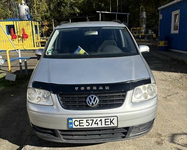 Серый Фольксваген Туран, объемом двигателя 1.6 л и пробегом 270 тыс. км за 5600 $, фото 1 на Automoto.ua