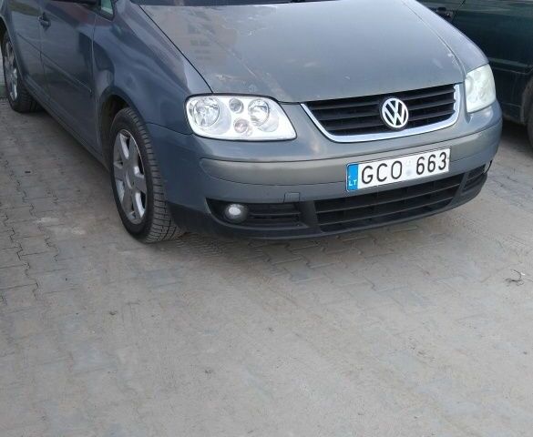 Серый Фольксваген Туран, объемом двигателя 2 л и пробегом 398 тыс. км за 2700 $, фото 1 на Automoto.ua