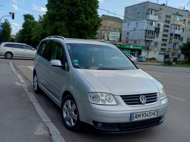 Серый Фольксваген Туран, объемом двигателя 2 л и пробегом 260 тыс. км за 5400 $, фото 1 на Automoto.ua