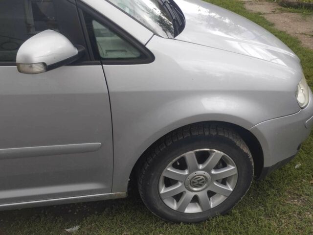 Серый Фольксваген Туран, объемом двигателя 1.6 л и пробегом 300 тыс. км за 4000 $, фото 1 на Automoto.ua