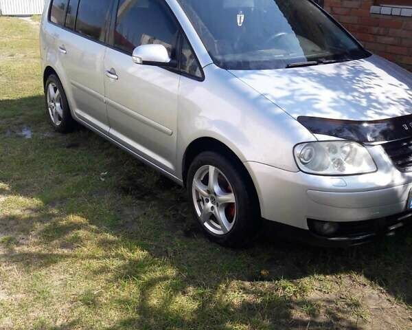 Серый Фольксваген Туран, объемом двигателя 1.9 л и пробегом 297 тыс. км за 5500 $, фото 1 на Automoto.ua