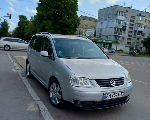 Серый Фольксваген Туран, объемом двигателя 2 л и пробегом 259 тыс. км за 5600 $, фото 1 на Automoto.ua