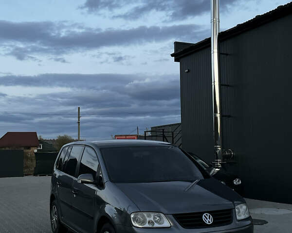 Сірий Фольксваген Туран, об'ємом двигуна 1.6 л та пробігом 270 тис. км за 5100 $, фото 1 на Automoto.ua