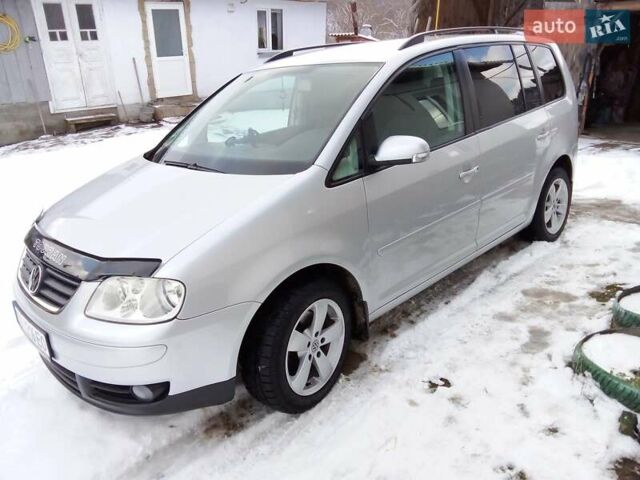 Серый Фольксваген Туран, объемом двигателя 1.6 л и пробегом 230 тыс. км за 5600 $, фото 1 на Automoto.ua
