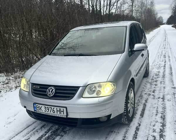 Сірий Фольксваген Туран, об'ємом двигуна 1.6 л та пробігом 290 тис. км за 4450 $, фото 1 на Automoto.ua