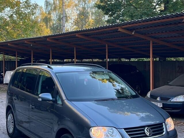 Сірий Фольксваген Туран, об'ємом двигуна 2 л та пробігом 220 тис. км за 4499 $, фото 1 на Automoto.ua