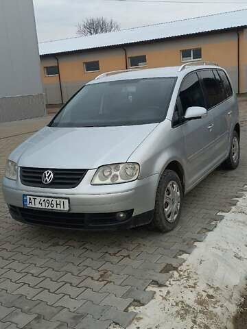 Серый Фольксваген Туран, объемом двигателя 2 л и пробегом 273 тыс. км за 4900 $, фото 1 на Automoto.ua