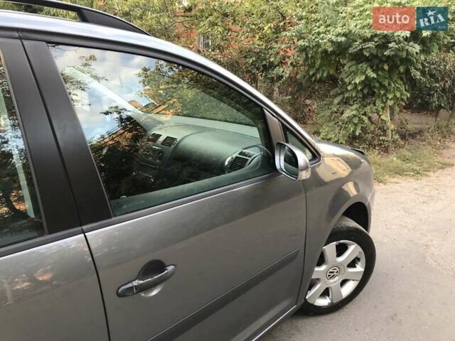 Серый Фольксваген Туран, объемом двигателя 1.6 л и пробегом 232 тыс. км за 5850 $, фото 1 на Automoto.ua