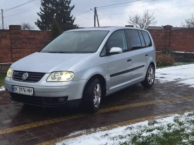 Серый Фольксваген Туран, объемом двигателя 1.6 л и пробегом 278 тыс. км за 4200 $, фото 1 на Automoto.ua