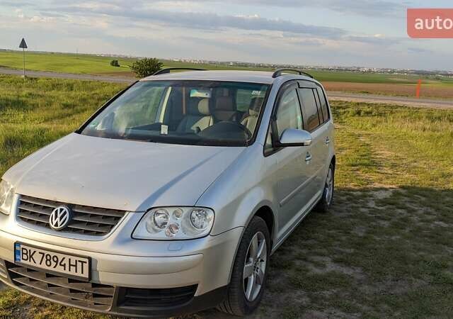Серый Фольксваген Туран, объемом двигателя 1.9 л и пробегом 300 тыс. км за 5100 $, фото 1 на Automoto.ua