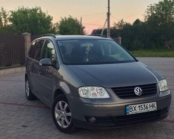Серый Фольксваген Туран, объемом двигателя 1.98 л и пробегом 219 тыс. км за 5300 $, фото 1 на Automoto.ua
