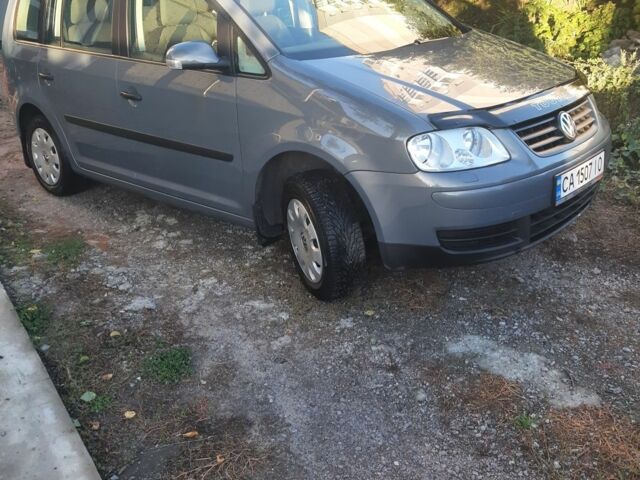 Серый Фольксваген Туран, объемом двигателя 1.6 л и пробегом 160 тыс. км за 5300 $, фото 1 на Automoto.ua