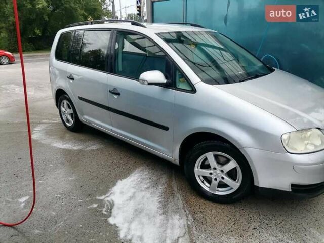 Серый Фольксваген Туран, объемом двигателя 1.6 л и пробегом 255 тыс. км за 4800 $, фото 1 на Automoto.ua