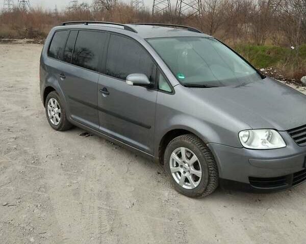 Серый Фольксваген Туран, объемом двигателя 1.6 л и пробегом 180 тыс. км за 4800 $, фото 1 на Automoto.ua