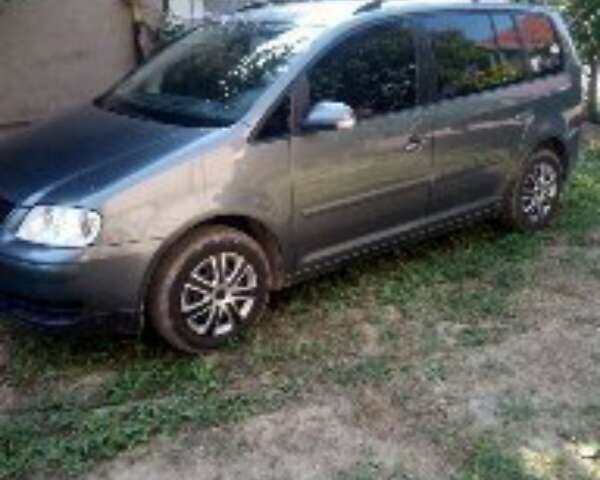 Серый Фольксваген Туран, объемом двигателя 1.98 л и пробегом 210 тыс. км за 6000 $, фото 1 на Automoto.ua