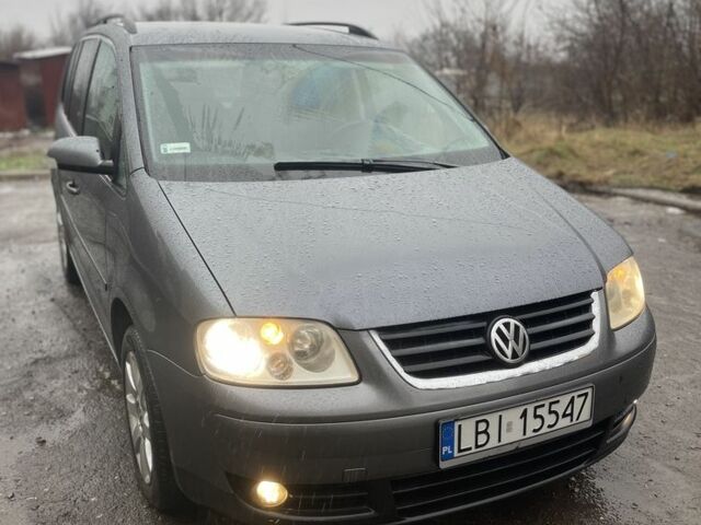 Серый Фольксваген Туран, объемом двигателя 2 л и пробегом 340 тыс. км за 3400 $, фото 1 на Automoto.ua