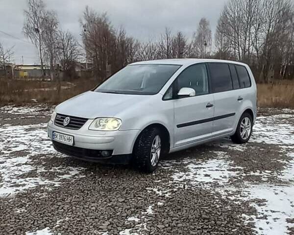 Серый Фольксваген Туран, объемом двигателя 1.6 л и пробегом 288 тыс. км за 4200 $, фото 1 на Automoto.ua