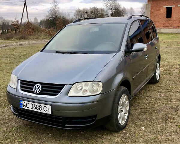 Серый Фольксваген Туран, объемом двигателя 1.97 л и пробегом 350 тыс. км за 5500 $, фото 1 на Automoto.ua