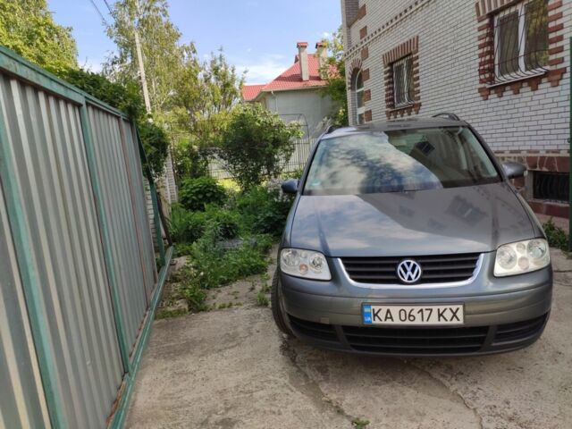 Серый Фольксваген Туран, объемом двигателя 1.6 л и пробегом 350 тыс. км за 6100 $, фото 1 на Automoto.ua