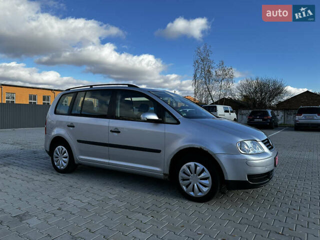 Серый Фольксваген Туран, объемом двигателя 1.6 л и пробегом 228 тыс. км за 4500 $, фото 1 на Automoto.ua