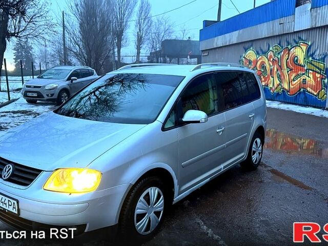 Сірий Фольксваген Туран, об'ємом двигуна 2 л та пробігом 220 тис. км за 3850 $, фото 1 на Automoto.ua