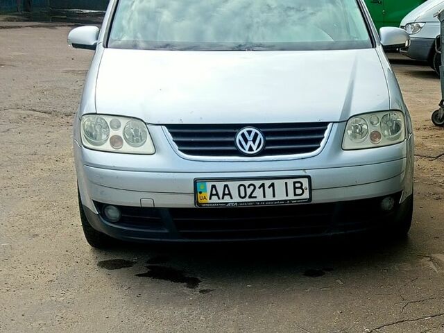 Сірий Фольксваген Туран, об'ємом двигуна 2 л та пробігом 196 тис. км за 5990 $, фото 1 на Automoto.ua