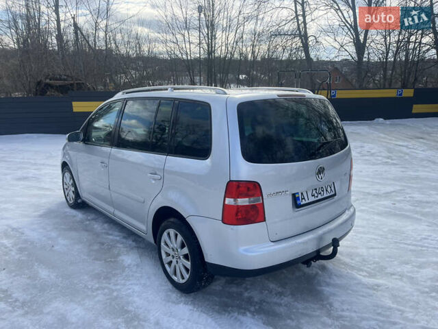 Серый Фольксваген Туран, объемом двигателя 1.6 л и пробегом 300 тыс. км за 3900 $, фото 1 на Automoto.ua