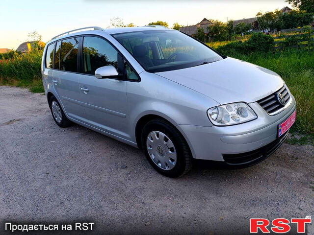 Серый Фольксваген Туран, объемом двигателя 1.6 л и пробегом 239 тыс. км за 5399 $, фото 1 на Automoto.ua