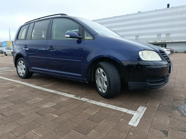 Сірий Фольксваген Туран, об'ємом двигуна 2 л та пробігом 300 тис. км за 2349 $, фото 1 на Automoto.ua