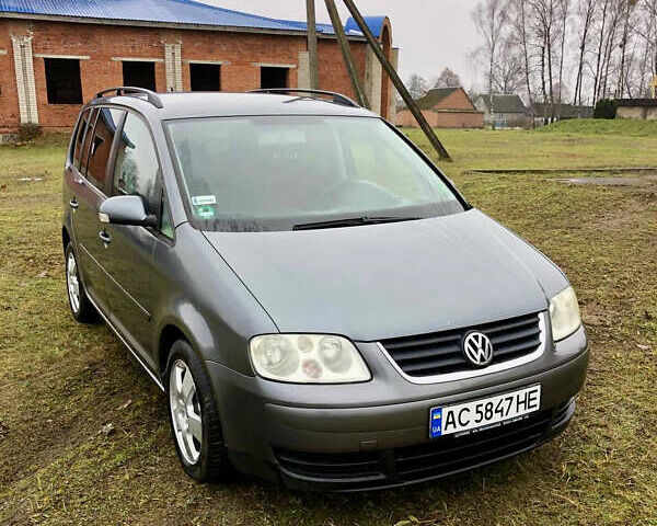 Серый Фольксваген Туран, объемом двигателя 1.9 л и пробегом 300 тыс. км за 5300 $, фото 1 на Automoto.ua