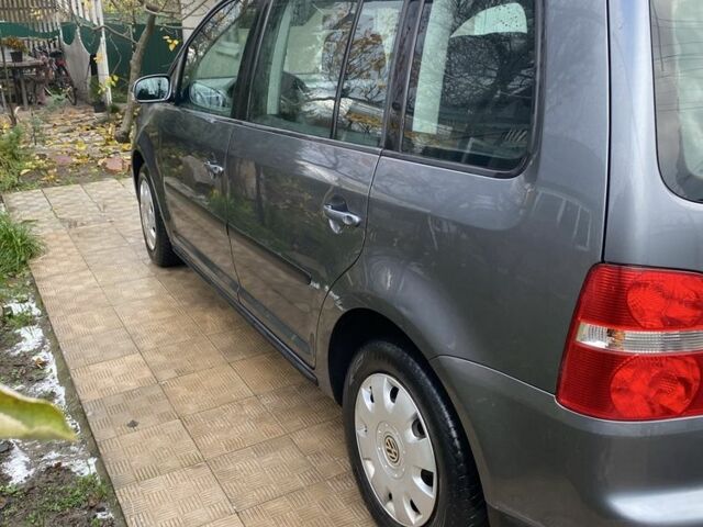 Серый Фольксваген Туран, объемом двигателя 1.6 л и пробегом 320 тыс. км за 5500 $, фото 1 на Automoto.ua