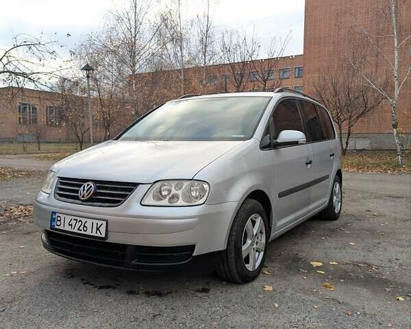 Серый Фольксваген Туран, объемом двигателя 1.6 л и пробегом 240 тыс. км за 5800 $, фото 1 на Automoto.ua