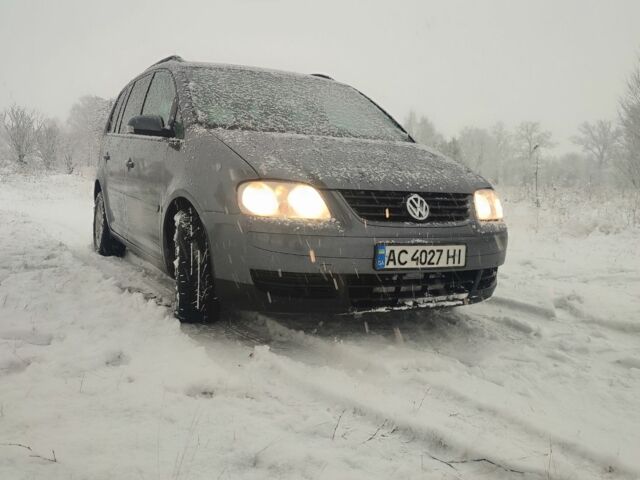 Серый Фольксваген Туран, объемом двигателя 2 л и пробегом 240 тыс. км за 4400 $, фото 1 на Automoto.ua